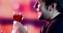 Ce spun medicii despre cei care ”se fac roșii ca racul” la față când beau alcool